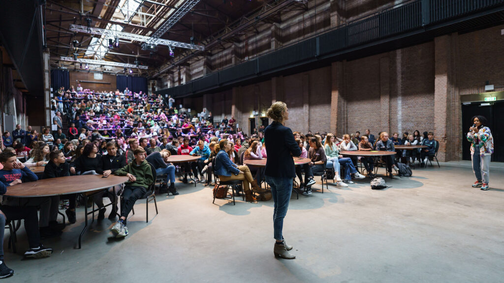 Beholders 2021 - Voortgezet Onderwijs - Shadow Game met Els van Driel Beholders 2021 - Voortgezet Onderwijs - Shadow Game met Els van Driel